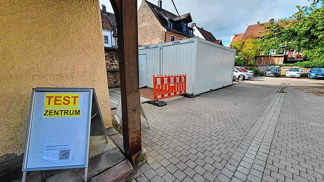 Sie schließen sofort: Das städtische Corona-Testangebot aus dem Container im Villinger Rathaus-Hof wird eingestellt. Private übernehmen ...