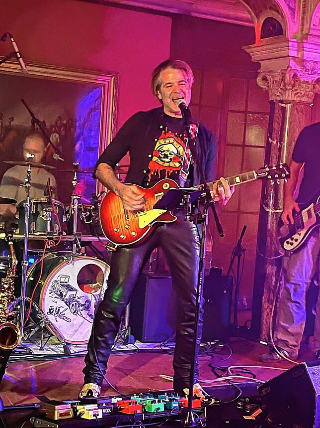 Christian Erbprinz zu Fürstenberg rockt mit seiner Band Fly in der Halle im Schloss Donaueschingen.