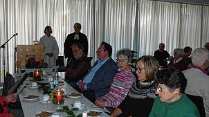 Mit einer ökumenischen Andacht eröffneten Pfarrer Wieland Bopp-Hartwig und Monika Reuther den Adventsnachmittag der Seniorengemeinschaft ...