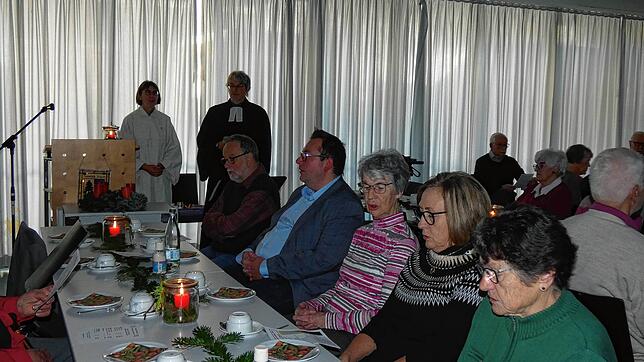 Mit einer ökumenischen Andacht eröffneten Pfarrer Wieland Bopp-Hartwig und Monika Reuther den Adventsnachmittag der Seniorengemeinschaft ...