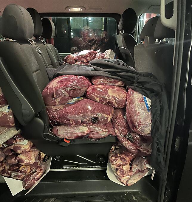 Auf den Rücksitzen eines Autos stapelt das Fleisch. Schmuggler hatten es scheinbar zugedeckt, um getarnt am Zoll vorbeizukommen.