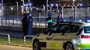 Dänische Polizisten patrouillieren am Flughafen Kopenhagen. Am Montagabend waren am Flughafen der dänischen Hauptstadt Drohnen gesichtet ...