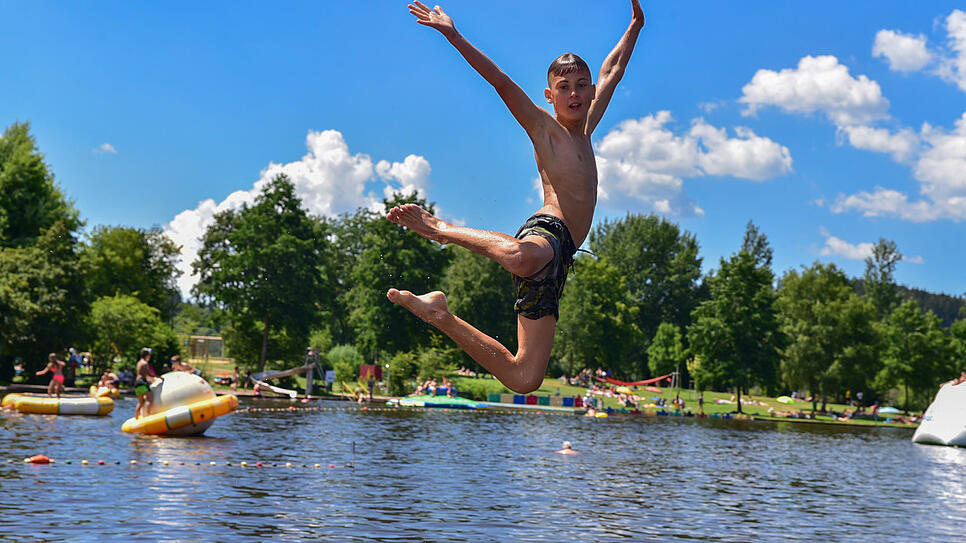 So machen die Sommerferien Spaß: Ins erfrischende Nass des Klosterweihers springt Philipp vom Ein-Meter-Brett am Klosterweiher in St. ...