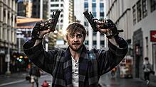 Brutal und düster, aber auch albern und selbstironisch &ndash; so beschreibt Schauspieler Daniel Radcliffe den Film &bdquo;Guns ...