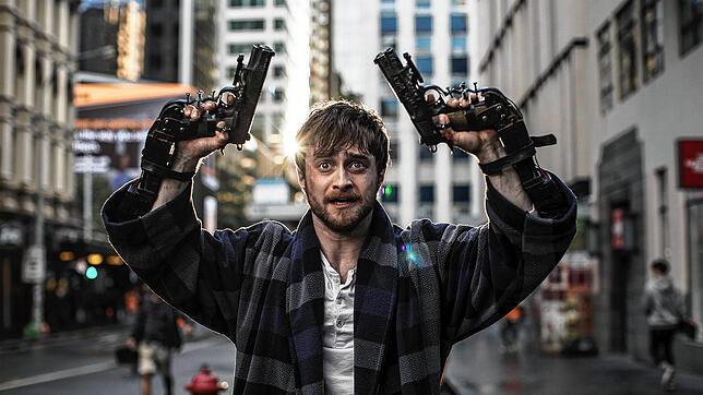 Brutal und düster, aber auch albern und selbstironisch &ndash; so beschreibt Schauspieler Daniel Radcliffe den Film &bdquo;Guns ...