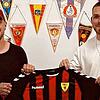 Neuzugang: Sportchef Julian Jäger (links) präsentiert den siebten Neuen beim FSV Rheinfelden. Nick Henke kommt vom Nachbarn SV Herten.