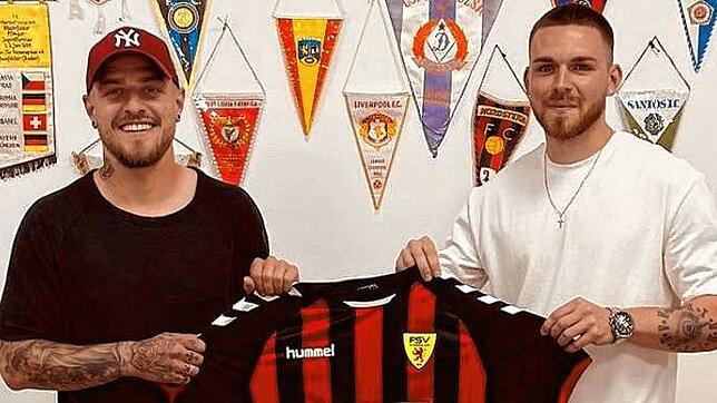 Neuzugang: Sportchef Julian Jäger (links) präsentiert den siebten Neuen beim FSV Rheinfelden. Nick Henke kommt vom Nachbarn SV Herten.