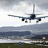 Ein Flugzeug landet bei schlechtem Wetter am Flughafen Zürich. Hier ein Symbolbild.