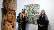 Paulina Vogt (links) und Bettina Bohn beteiligen sich an der Ausstellung „Heimat“ in der Villa Berberich. Links ist eine Holzskulptur ...