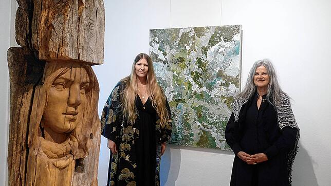 Paulina Vogt (links) und Bettina Bohn beteiligen sich an der Ausstellung „Heimat“ in der Villa Berberich. Links ist eine Holzskulptur ...