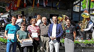 Freuen sich über das Jubiläum „50 Jahre heilklimatischer Kurort“ (von links): Dirk Scheja (Klimatherapeut), Lena Kaltenbach ...