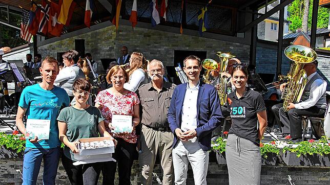 Freuen sich über das Jubiläum „50 Jahre heilklimatischer Kurort“ (von links): Dirk Scheja (Klimatherapeut), Lena Kaltenbach ...
