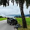 Ein Polizeiauto mit eingeschaltetem Blaulicht (Symbolbild). Die Polizei sucht einen Unbekannten, der in Jestetten einen Jugendlichen ...
