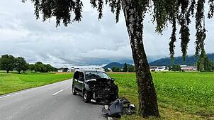 Ein Polizeiauto mit eingeschaltetem Blaulicht (Symbolbild). Die Polizei sucht einen Unbekannten, der in Jestetten einen Jugendlichen ...