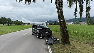 Ein Polizeiauto mit eingeschaltetem Blaulicht (Symbolbild). Die Polizei sucht einen Unbekannten, der in Jestetten einen Jugendlichen ...
