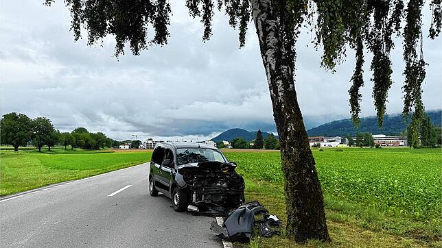 Ein Polizeiauto mit eingeschaltetem Blaulicht (Symbolbild). Die Polizei sucht einen Unbekannten, der in Jestetten einen Jugendlichen ...