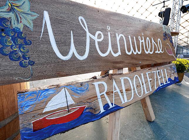 Bild 11: Ausgelassene Stimmung beim Radolfzeller Weinfest "Weinwiese" am Konzertsegel