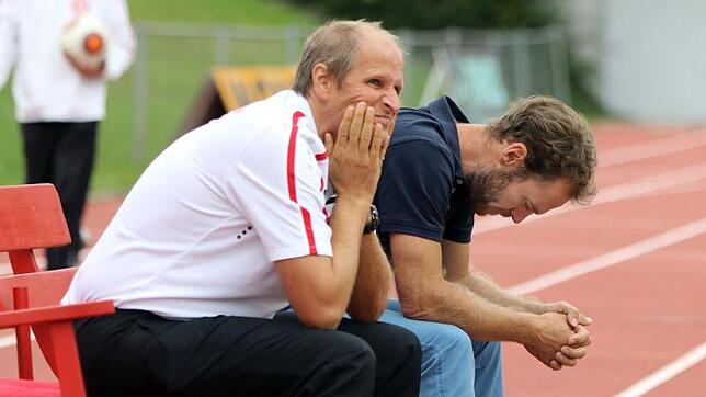 Tristesse auf der Trainerbank: Marco Konrad (rechts), Coach des SC Pfullendorf, und sein Co-Trainer Josef Hatzing. Bild: Eugen Fischer