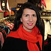 Patrizia Pinos-Schwarzott in einem ihrer beiden Modegeschäfte in der Friedrichshafener Innenstadt. Bild: Sabine Wienrich