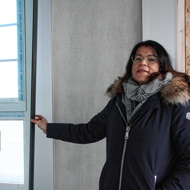 Martina Mohr zeigt Fenster, die besonders viel Schall abhalten.