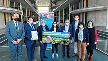 Zur Petitionsübergabe in Berlin: Die Geschäftsführer der Tannheimer Klinik Roland Wehrle und Thomas Müller. Marcel Klinge (3.v.r.) ließ ...