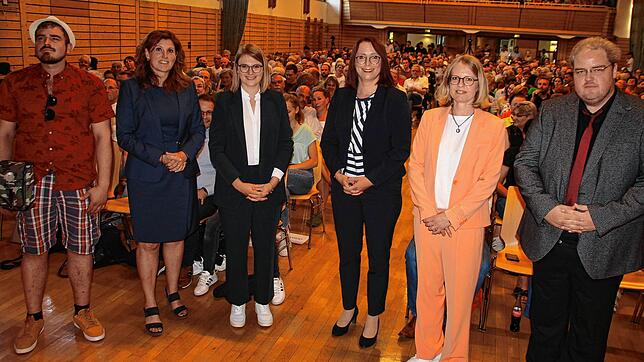 Die sechs Bürgermeisterkandidaten bei der öffentlichen Kandidatenvorstellung in der vollbesetzten Buchbühlhalle: David Gürtner, Heike ...