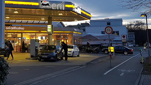 (Archivbild von März 2023) Der Radweg in Richtung Innenstadt (unten rechts im Bild) führt direkt an der Ein- und Ausfahrt der Tankstelle ...