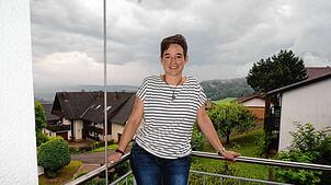 Die neue Gemeinderätin Kathrin Prothmann auf der Terrasse ihrer Wohnung in Weilheim. Bild: Ursula Freudig