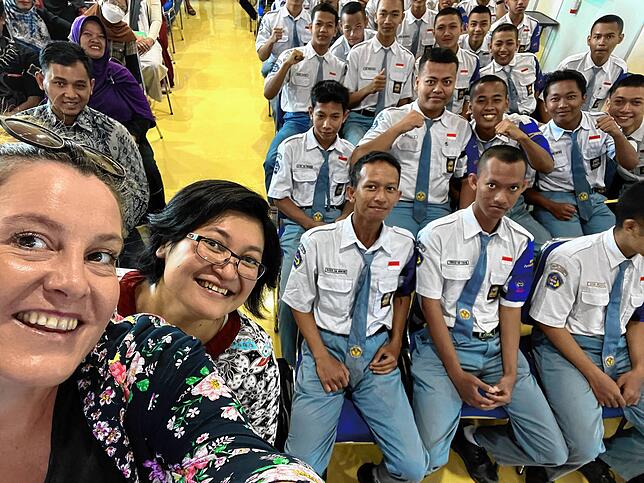 Projektleiterin Nurul Aini (Zweite von links) arbeitet mit 250 Schulen in Indonesien zusammen, die sich verpflichtet haben, das ...