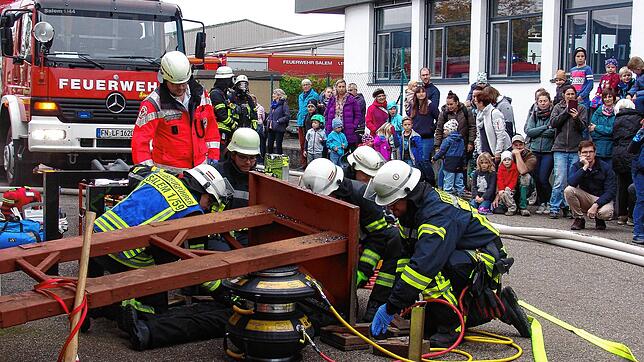 Eine eingeklemmte Person, weitere Vermisste und ein Brand in einer Werkshalle: Viel zu tun für die Salemer Feuerwehr bei der Hauptprobe ...