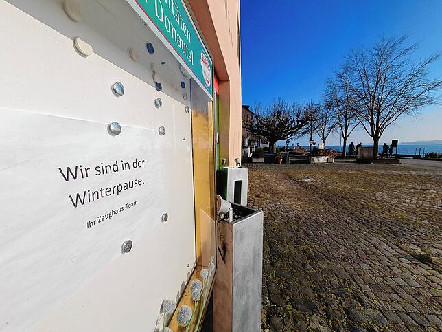 „Wir sind in der Winterpause“: Schild am Zeughaus, in dem jahrelang ein Sushi-Restaurant betrieben wurde.