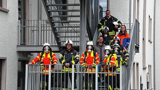 Gemeinsam trainieren Feuerwehrleute der Freiwilligen Feuerwehren Pfullendorf, Wald und Hohenfels für die Treppenläufe, hier auf der der ...