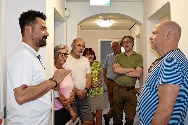 Ali Ekinci führt unter anderem Ortsreferentin Luzia Koester und die Gemeinderäte Arnim Eglauer, Ursula Hefler, Wolfgang Blaser und ...