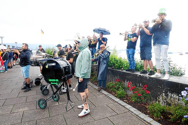 Bild 16: Jazzfest verbreitet trotz Regen gute Laune