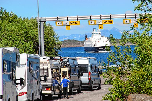 Überfahrt von Fiskebøl nach Melbu mit der Autofähre, von den Lofoten auf die Vesterålen.