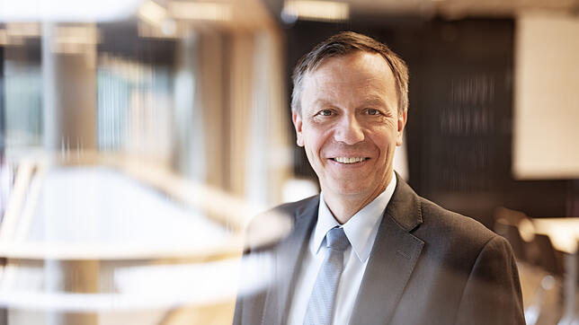 Prof. Klaus Mühlhahn ist neuer Präsident der Zeppelin-Universität Friedrichshafen. Das neue Profil &bdquo;seiner&ldquo; Hochschule ist ...