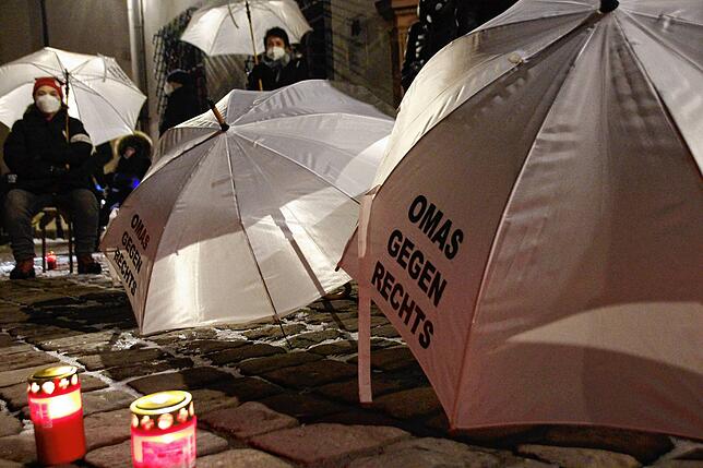 Mit Regenschirmen und Grablichtern hielten die „Omas gegen Rechts“ ihre Mahnwache ab.