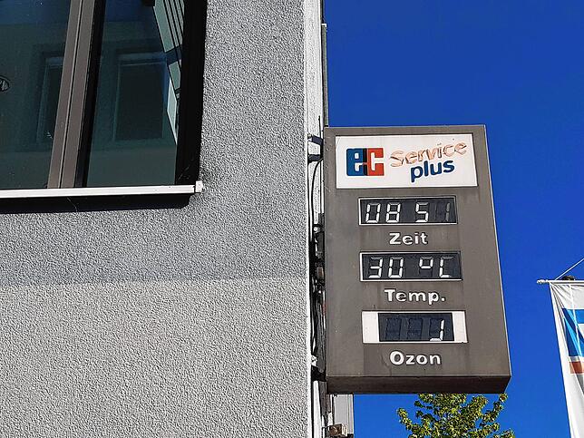 Das Thermometer an der Volksbank Hochrhein zeigt am 19. Juli kurz vor 9 Uhr schon 30 Grad.