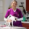 Tierärztin Sabine Kiewitt zusammen mit Kater Jacky, der ein neues Zuhause sucht.