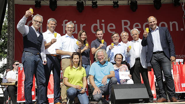 Torsten Lucht (SÜDKURIER), Mirko Leisse (Takeda), Karl Mohr (Thüga), Sophie Grözinger und Jannik Schmidbauer (Elma), Klaus Bach ...