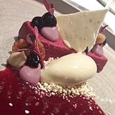 Schwarze Johannisbeere: Mouse, Crème und Ragout von schwarzer Johannisbeere, knackiger Armarnt-Ivoire-Blätter, Kaffeeeis und ...