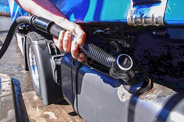 1200 Liter Diesel fasst dieser Tank eines Fernlasters. Bei den derzeitigen Dieselpreisen von über zwei Euro kostet ein voller Tank ...