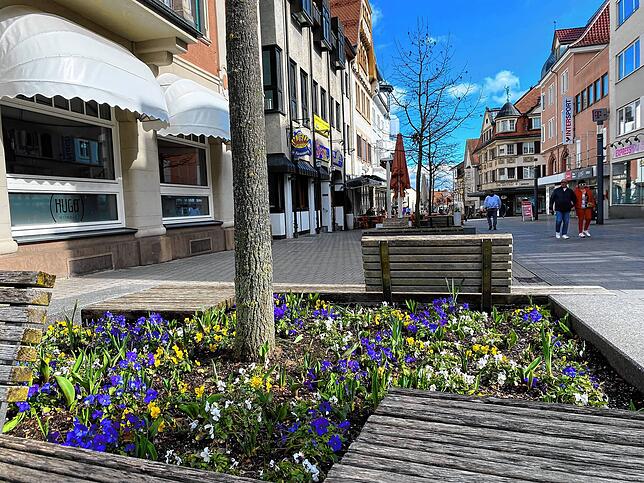 Blumen blühen in der Schwenninger Innenstadt. Ob in ihrer Nähe Cannabis geraucht werden darf, verraten unsere Karten.
