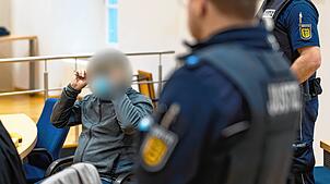 Der Angeklagte sagt, er habe in Notwehr gehandelt, als er einem unbewaffneten Mann in den Kopf schoss. Vor dem Landgericht ...