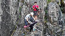 Björn Bader und Milan Bauer sind Extrembügler und bügeln auch beim Klettern.