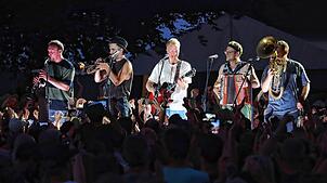 Die Fäaschtbänkler sorgten beim vierten Konzert der Schloss Salem Open Airs vor 5000 Fans für eine Riesenparty im Schlossgarten.