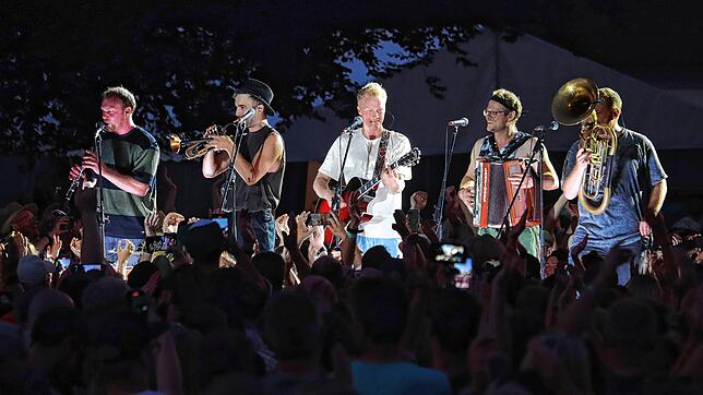 Die Fäaschtbänkler sorgten beim vierten Konzert der Schloss Salem Open Airs vor 5000 Fans für eine Riesenparty im Schlossgarten.