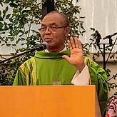 Festprediger Pfarrer Blaise Emebo versteht es den Besuchen den Glauben nahe zu bringen.