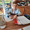 Linus Wattenbach bei seinen Schularbeiten, die er am meistens am Esstisch macht. Ihm fehlen die Schulfreunde am meisten, sagt er.