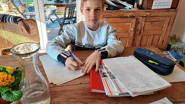 Linus Wattenbach bei seinen Schularbeiten, die er am meistens am Esstisch macht. Ihm fehlen die Schulfreunde am meisten, sagt er.